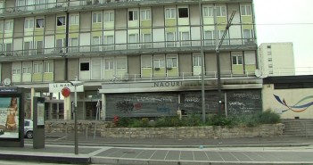 L'épicerie casher Naouri, située au pied d’un immeuble de 10 étages dans la rue du 8 mai, a été incendiée le 20 juillet 2014.