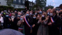Une foule rend hommage à Samuel Paty à Conflans-Sainte-Honorine